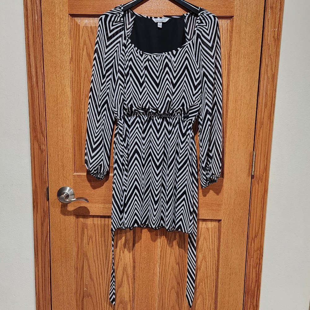 SPEECHLESS Women's S Chevron Lined Long Sleeve Black White Stripe Mini Dress EUC